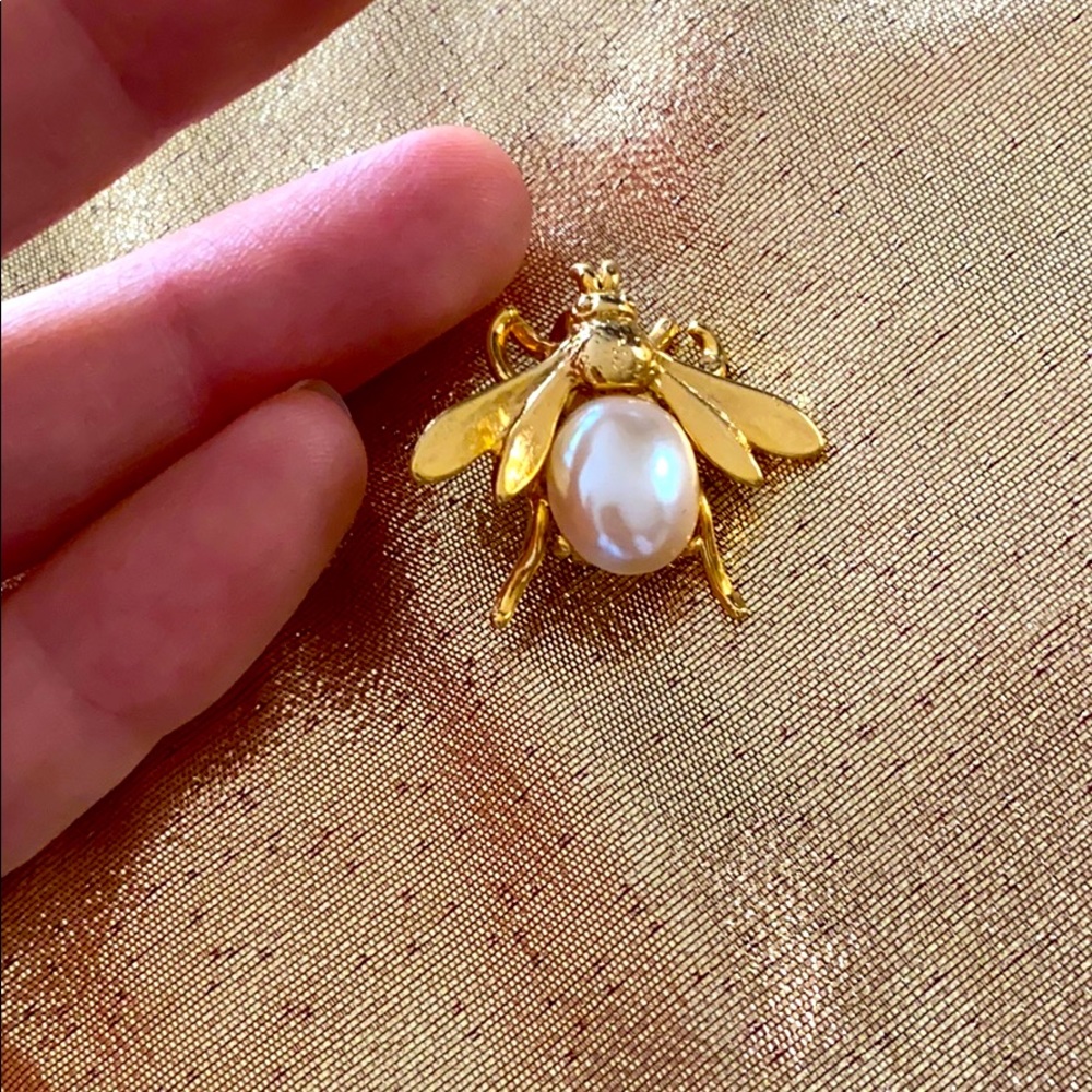Gold tone bumble bee pendant